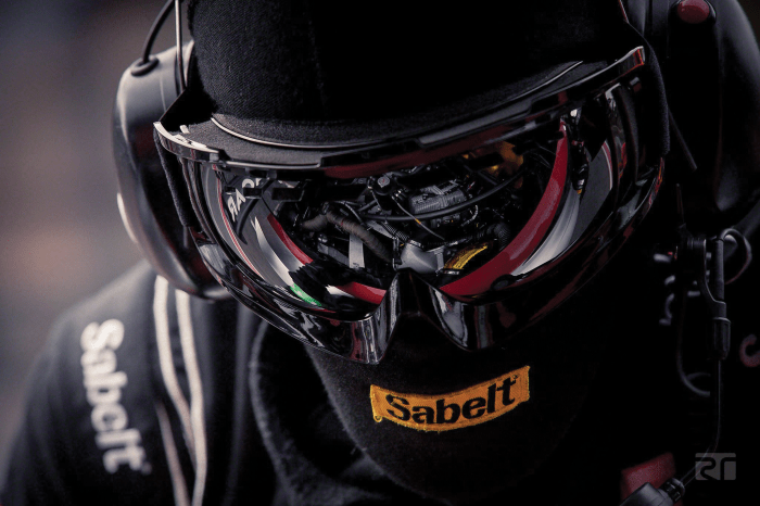 sabelt-pit-crew